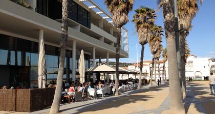 2-Zimmer-Wohnung mit 25m² Terrasse und Parkplatz, 50m vom Strand