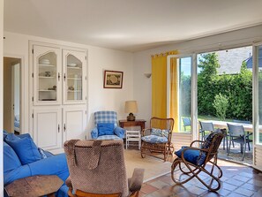 TV - Single-Storey Holiday Home with Garden, 500m from Beach (Jullouville)