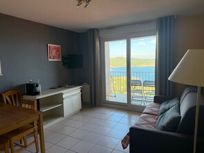 TV - T2 Apartment in Banyuls-sur-Mer with Wifi and Parking (Banyuls-sur-Mer)