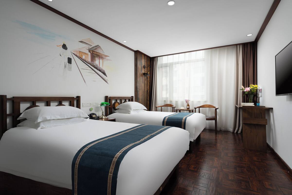 Habitación estándar con 2 camas individuales | Ropa de cama de alta calidad, decoración individual, escritorio