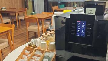 Se ofrece un desayuno bufé todos los días (por un coste adicional)