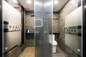 Ducha, secador de pelo, zapatillas y champú