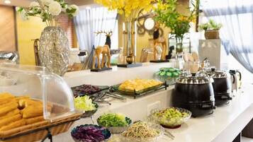 Daily buffet breakfast (CNY 28 per person)