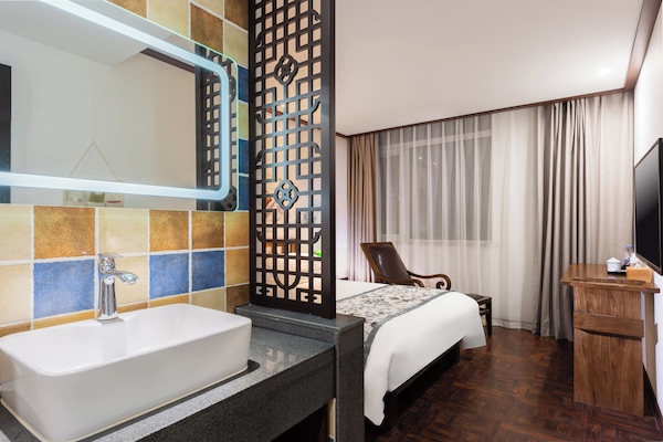 Premium bedding, individually decorated, desk, laptop workspace