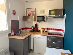 Fridge, microwave, oven, stovetop - Charming T2 with air conditioning in central Banyuls-sur-Mer, close to the beach (Banyuls-sur-Mer)