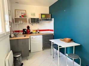 Fridge, microwave, oven, stovetop - Charming T2 with air conditioning in central Banyuls-sur-Mer, close to the beach (Banyuls-sur-Mer)