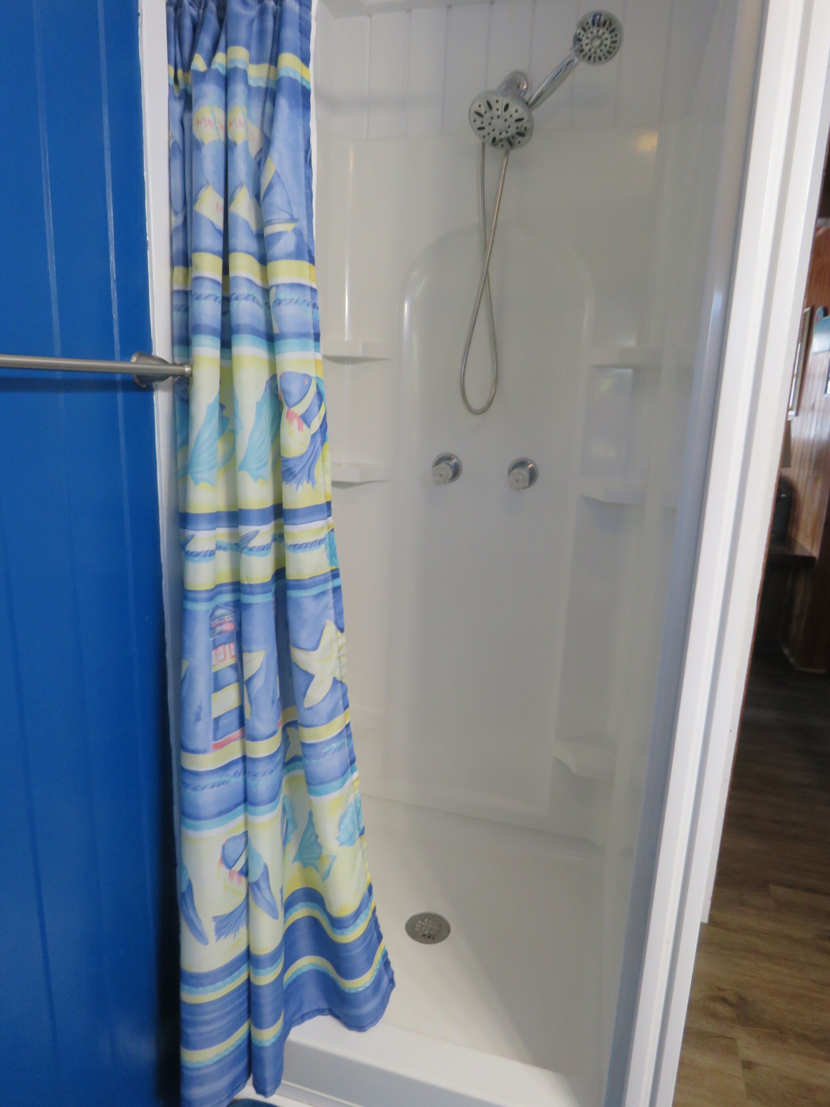 Douche, sèche-cheveux, serviettes fournies, savon