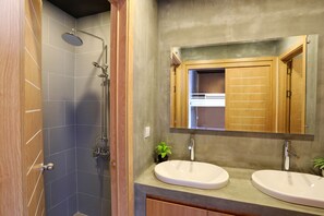 Chuveiro, produtos de toalete grátis, secador de cabelo 