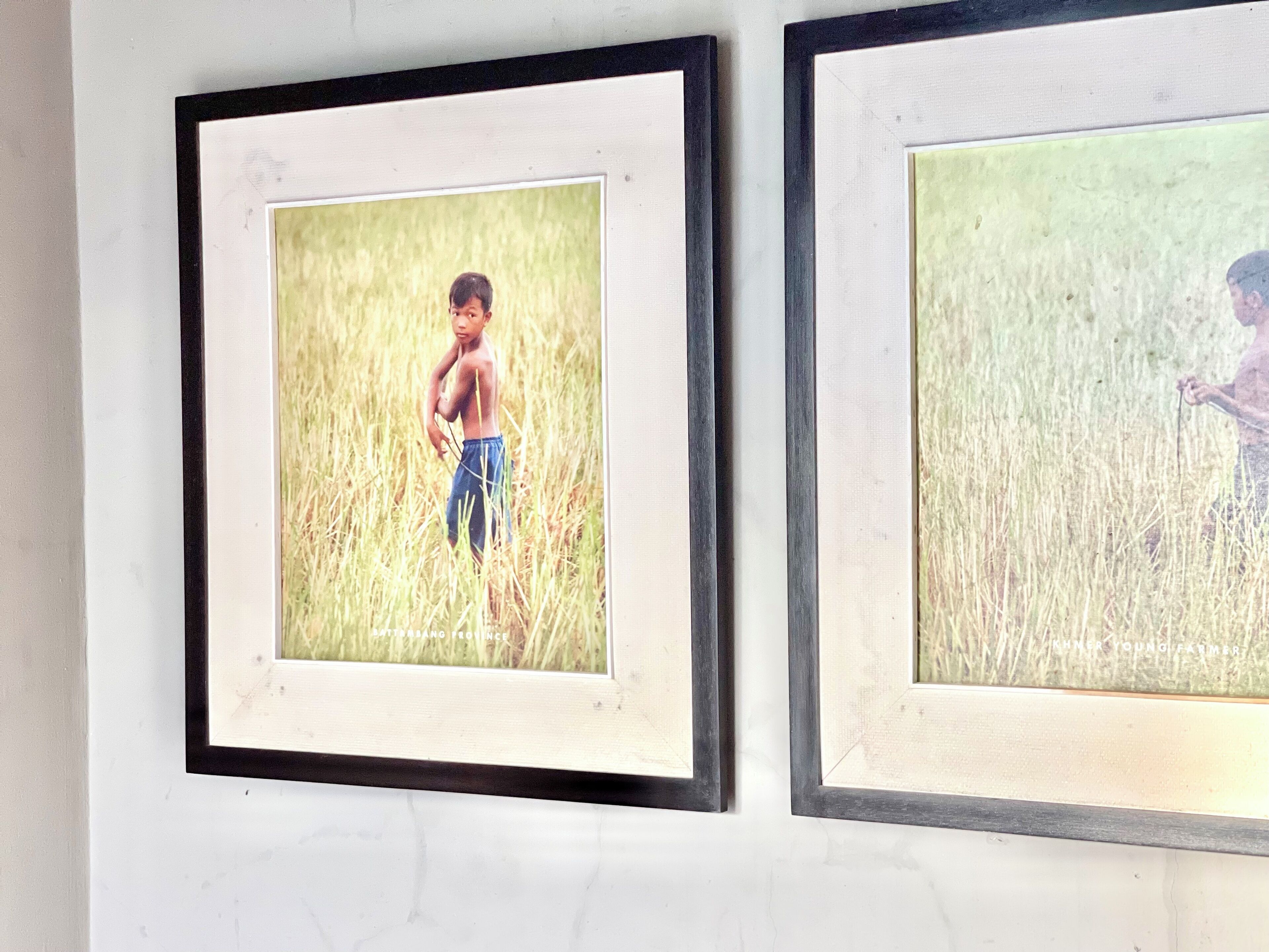 Twee ingekaderde foto's van een persoon in een veld.