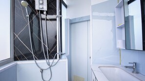 Shower, free toiletries, hair dryer, towels - SKY HOTEL Central Phnom Penh - Rooms & Apartments (Phnom Penh)