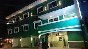 Fachada da propriedade à noite