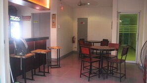 Café da manhã, almoço e jantar; local e internacional
