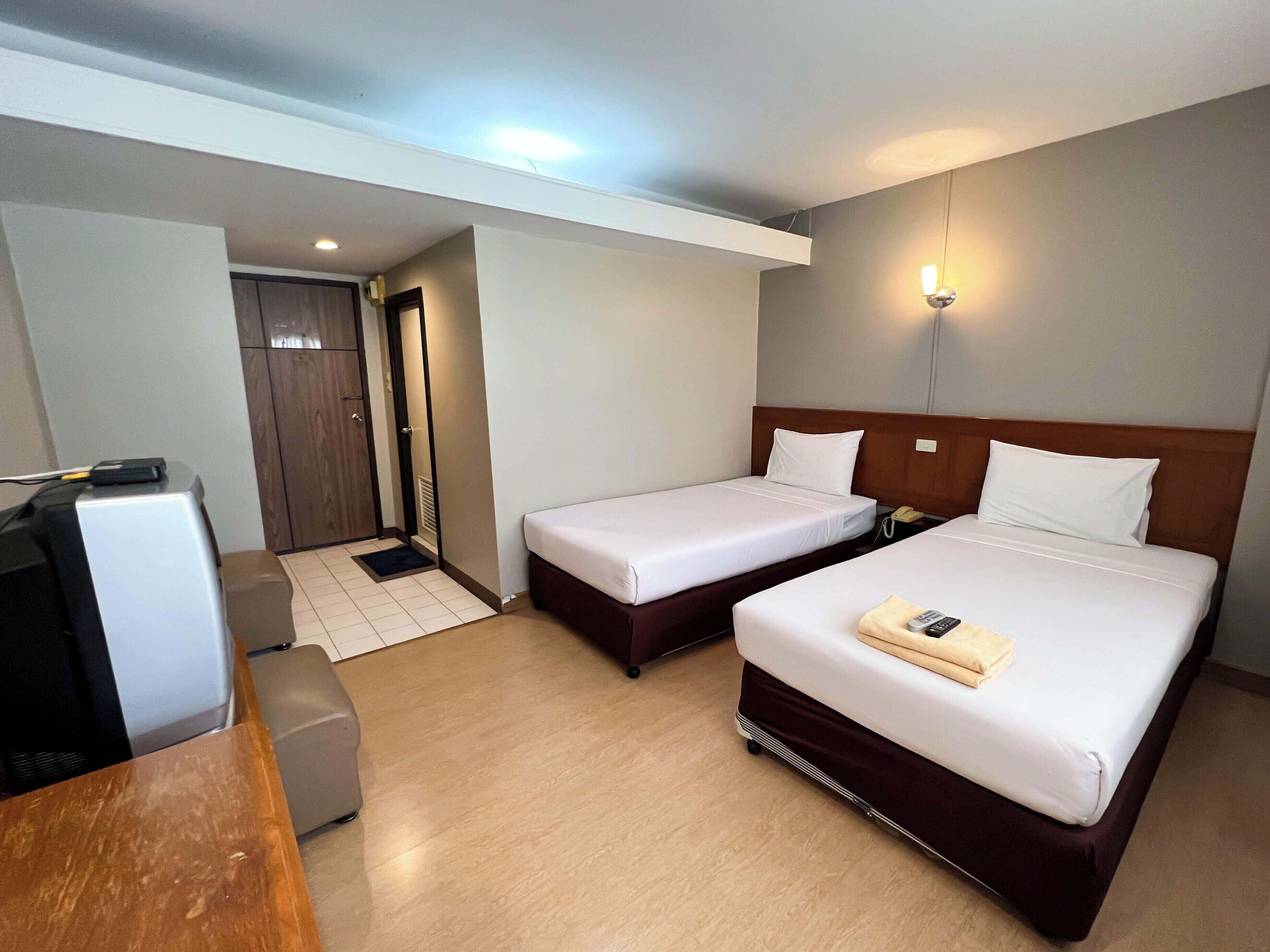 standard twin room | desk, free wifi, bed sheets