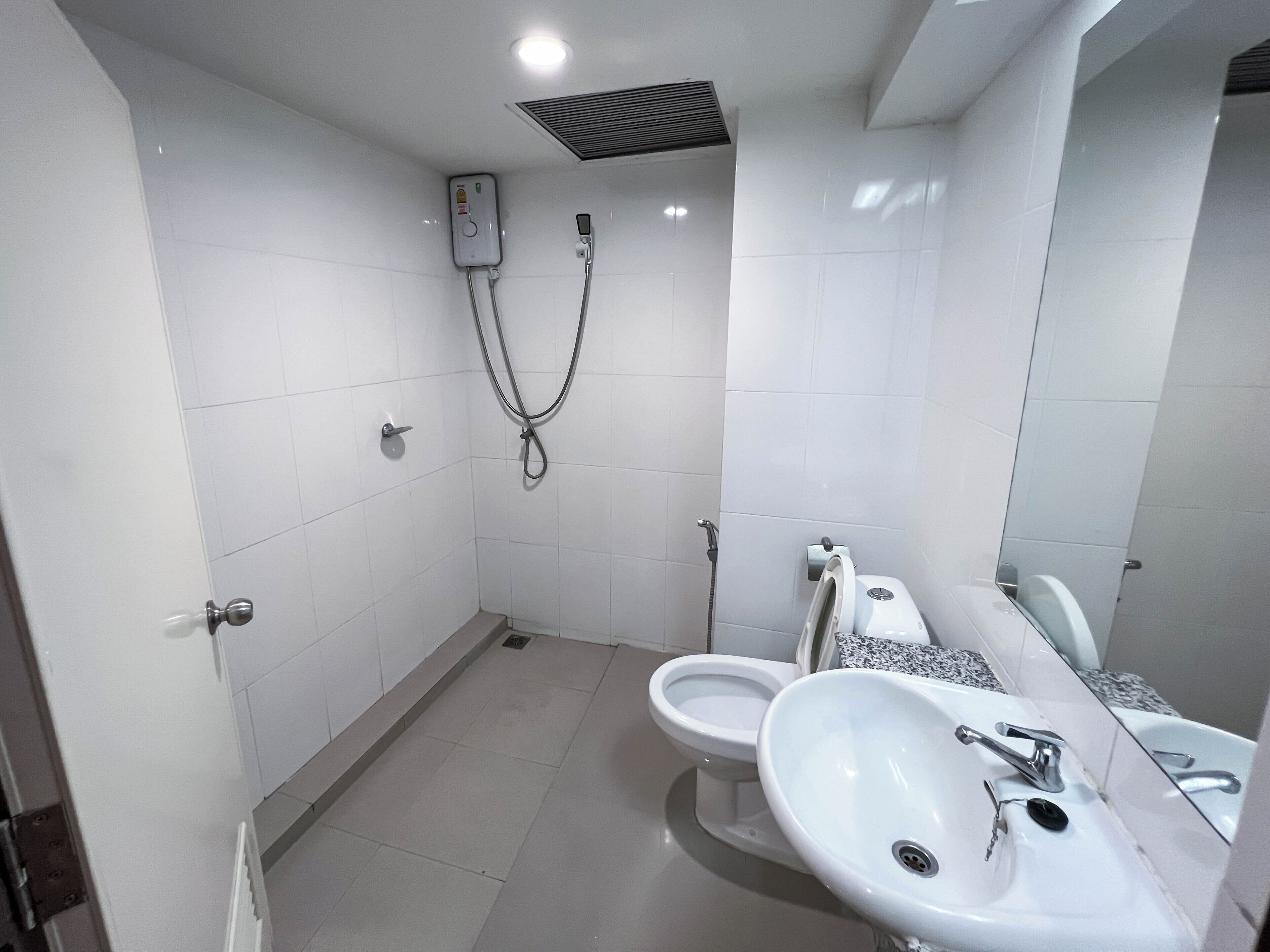 superior connect room | bathroom | free toiletries, hair dryer, slippers, towels
