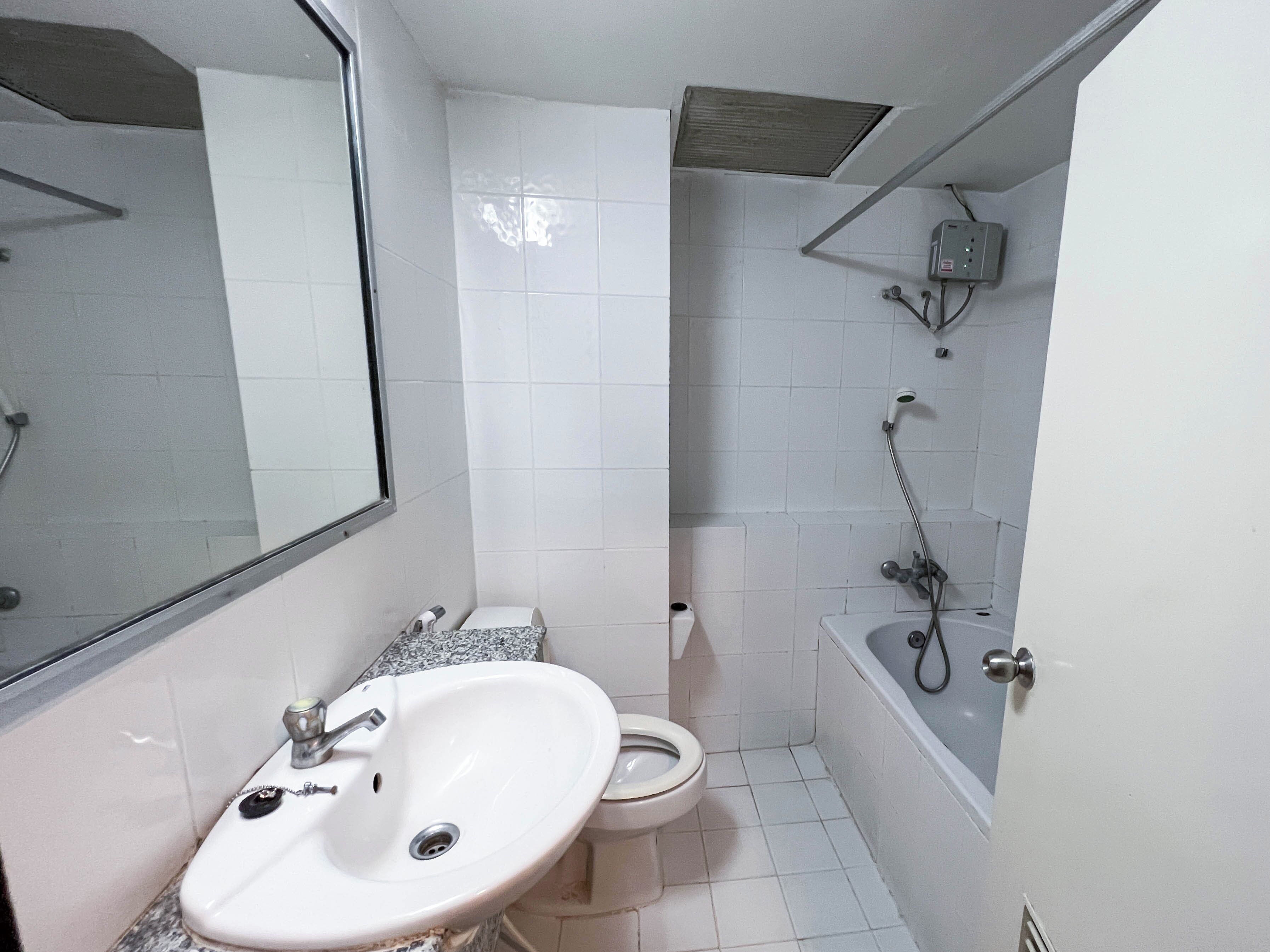 standard twin room | bathroom | free toiletries, hair dryer, slippers, towels