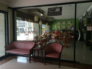 Lobby sitting area - Srivichai Hotel (Nakhon Ratchasima)