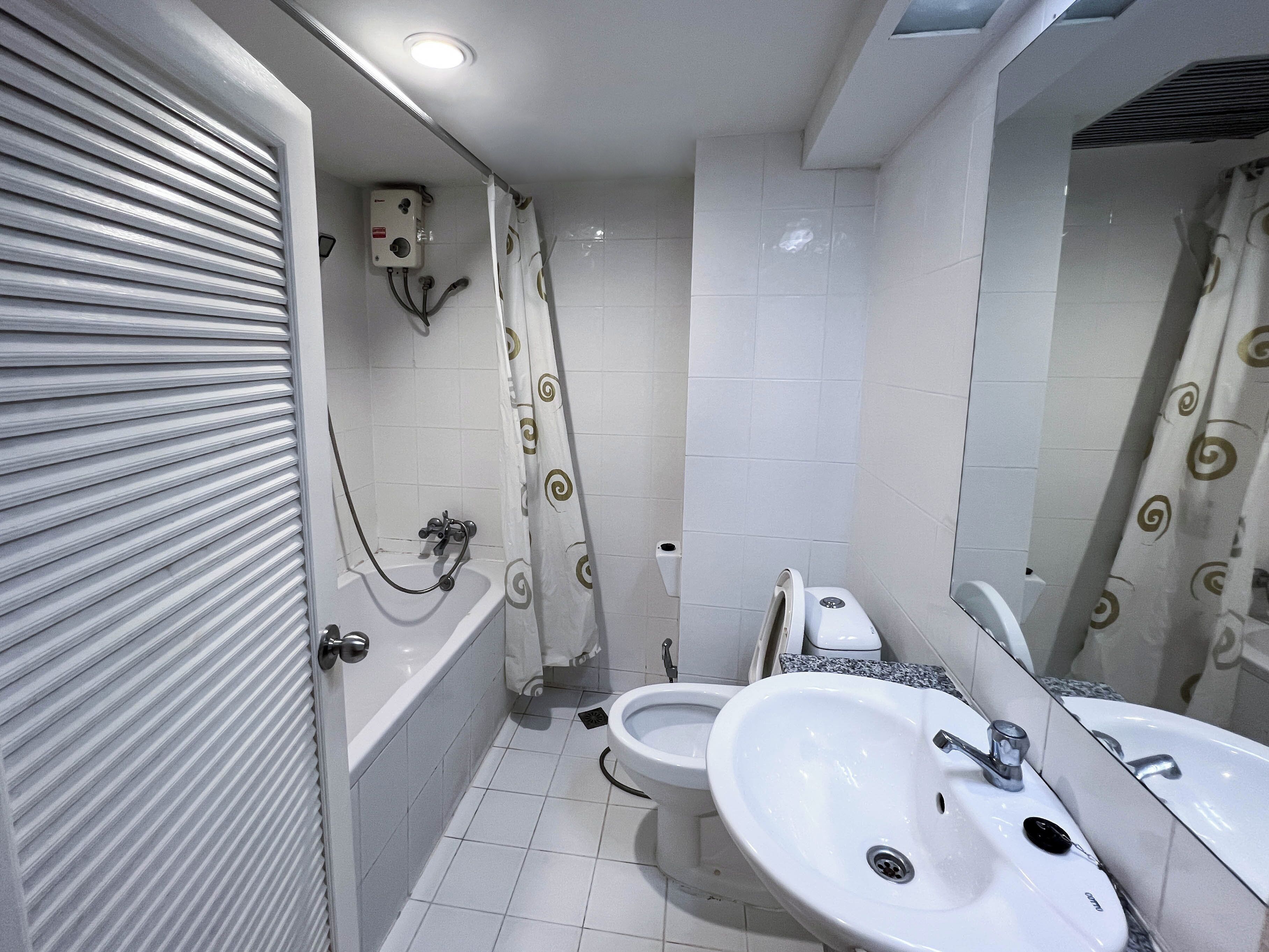 superior double room | bathroom | free toiletries, hair dryer, slippers, towels