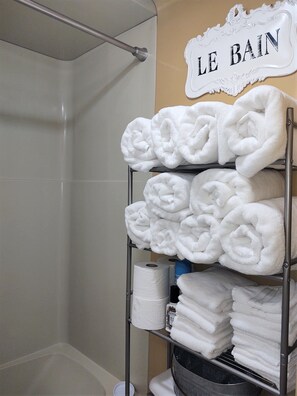 Ducha y bañera combinadas, secador de pelo, toallas y jabón