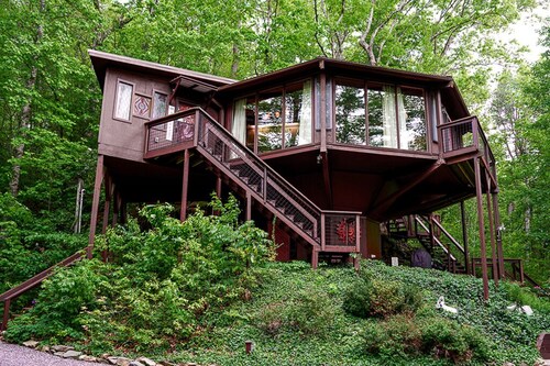 Create fond Smoky Mtn. memories in a boutique home just outside Bryson City, NC