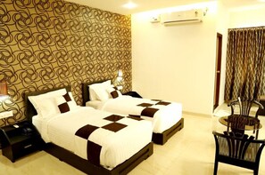Minibar, desk, rollaway beds, free WiFi - Rydges Inn (Tirur)