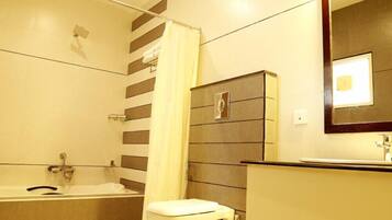 Dusche, kostenlose Toilettenartikel, Handtücher