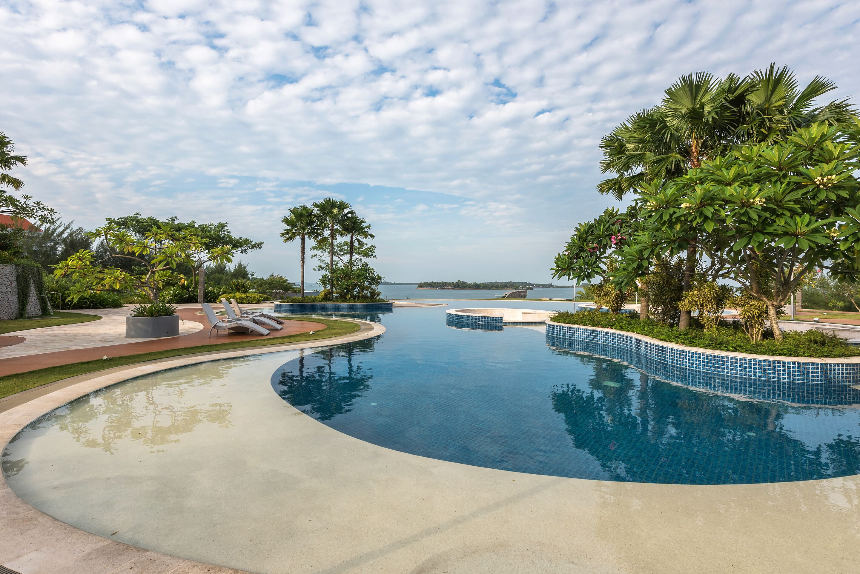 Hồ bơi ngoài trời, ghế dài tắm nắng 