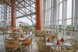 Se ofrece un desayuno bufé (195000 IDR por persona)