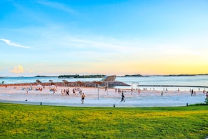 Water skiing, beach volleyball, rowing - HARRIS Resort Barelang Batam (Batam)