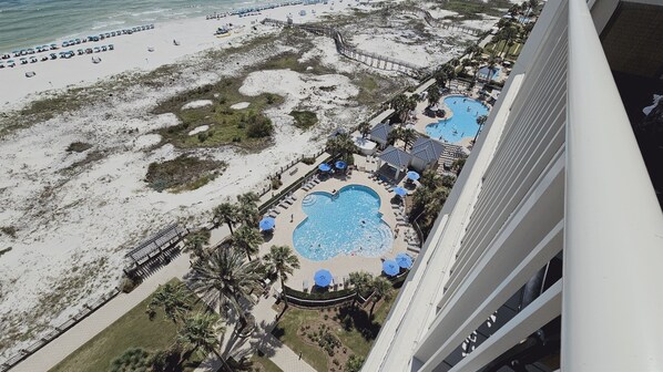 Innendørsbasseng og et oppvarmet basseng