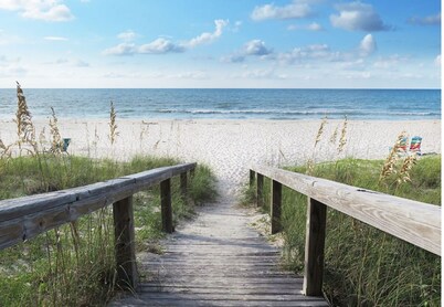 BEACHFRONT 2BR CONDO W/POOL*PRIVATE USE OF 3 BIKES & 2 KAYAKS
