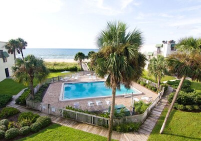 BEACHFRONT 2BR CONDO W/POOL*PRIVATE USE OF 3 BIKES & 2 KAYAKS