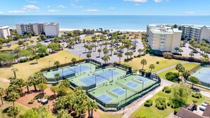 Un hôtel situé sur la côte, doté de plusieurs courts de tennis, d’un parking et offrant une vue sur la plage.