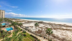 Un hotel frente a la playa con piscina, acceso directo a la playa y vistas al océano.