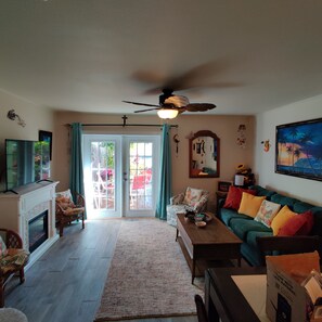 Smart-TV, Kamin, DVD-Player, Bücher