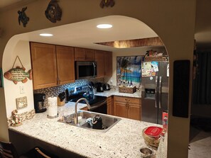 Jääkaappi, mikroaaltouuni, uuni, liesi