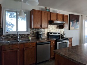 Geladeira, micro-ondas, fogão, cooktop