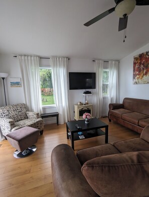 Smart TV, fireplace, DVD player, books - Majestic Lake Erie Views - Serene Waterfront Cottage Getaway (Leamington)