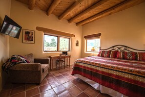 3 slaapkamers, een bureau, een strijkplank/strijkijzer, reisbedje