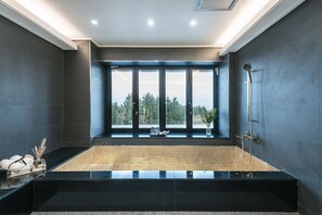Family House | Deep soaking bathtub - Honors Kingdom (Jeju City)