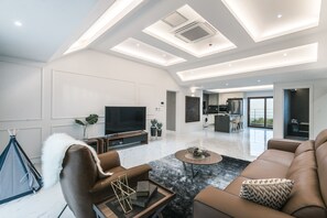 Family House | Living area | Smart TV - Honors Kingdom (Jeju City)