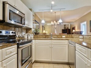 冷蔵庫、電子レンジ、オーブン、コンロ