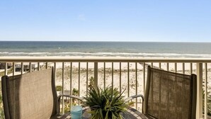 Un balcone con vista sulla spiaggia e sull'oceano.