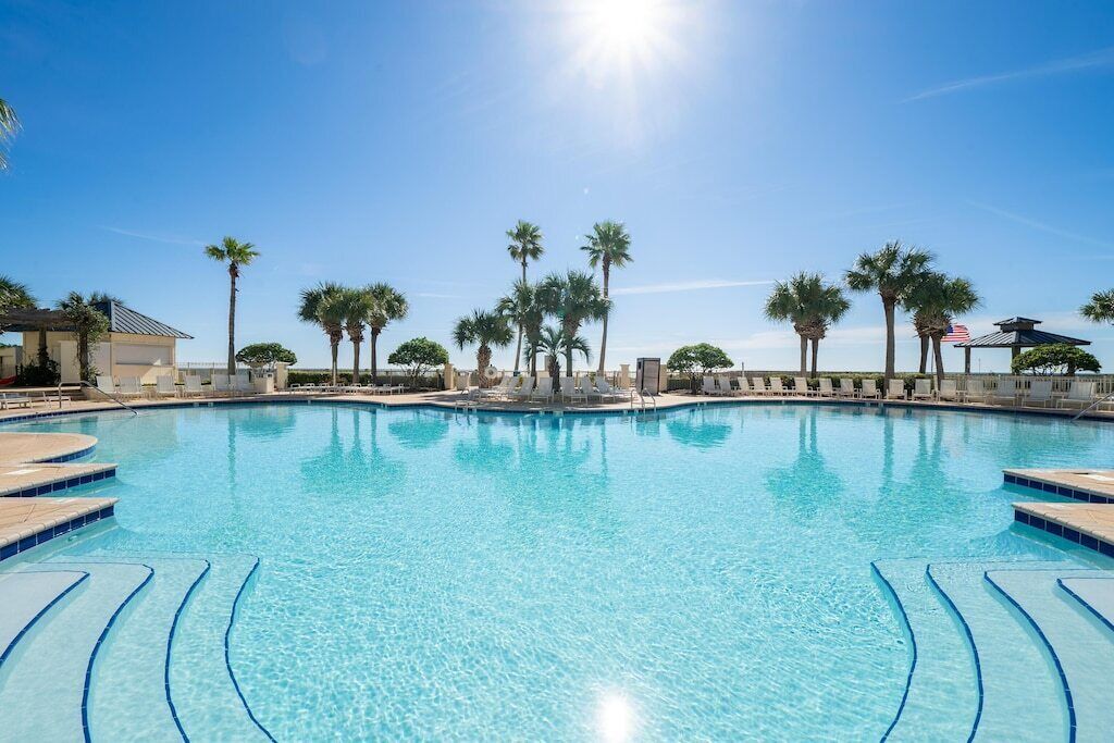 Una piscina cubierta, una piscina climatizada