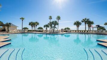 Una piscina cubierta, una piscina climatizada