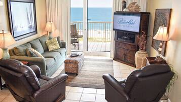 Una Smart TV, un reproductor de DVD, un futbolín