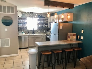 Kjøleskap, mikrobølgeovn, ovn og kokeplater