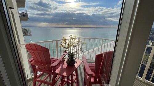 Amazing Sunny Beachfront Unit, 1 KOSTENLOSE NACHT *, für 7 Personen, zu Fuß zum Pier Park!