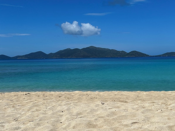 Ubicación a pie de playa, tumbonas y toallas de playa
