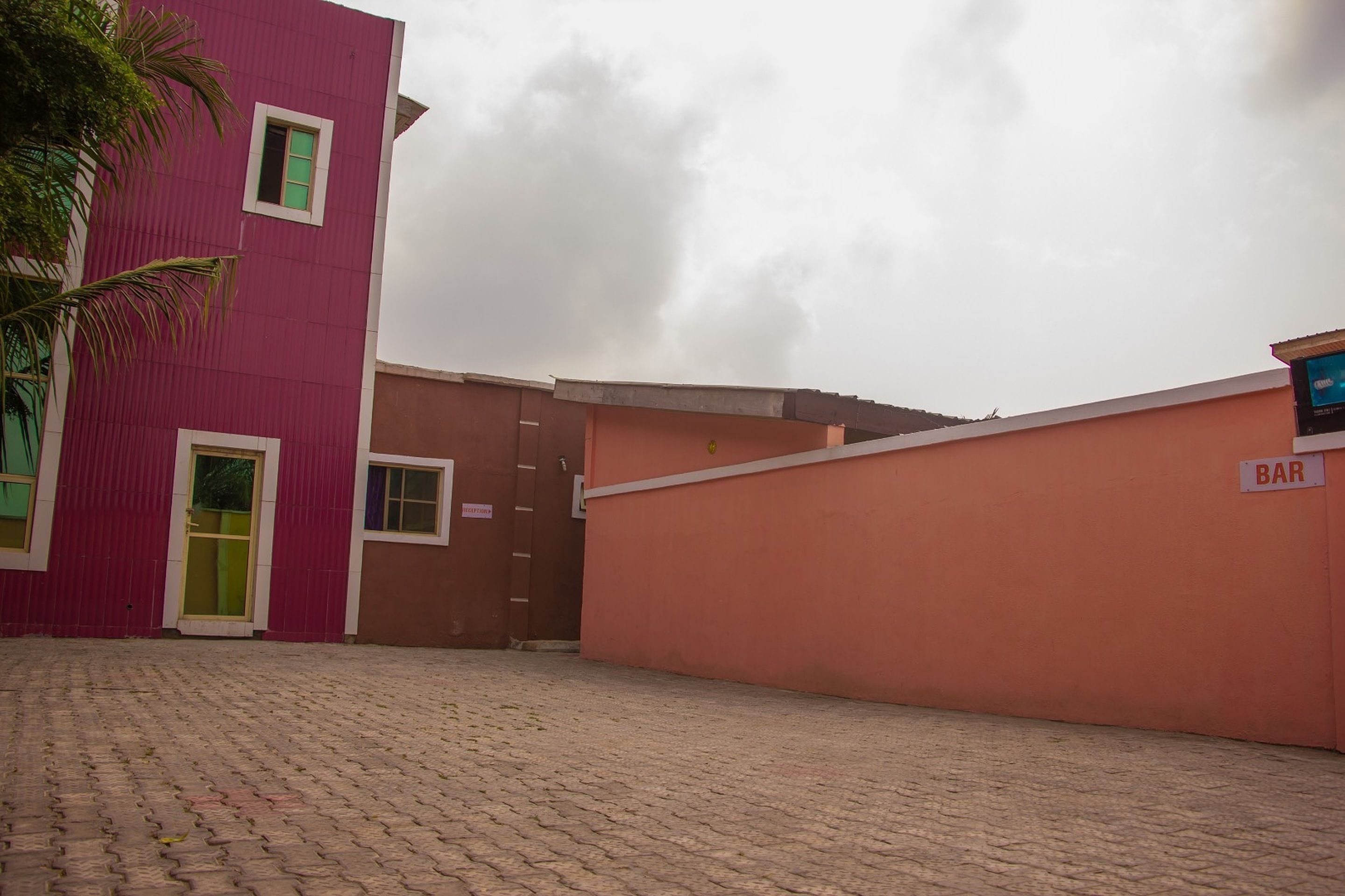 المنشأة من الخارج