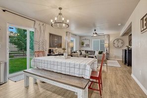 Interior - Family Friendly Charming +Clean 5 Bedroom House, (Monument)